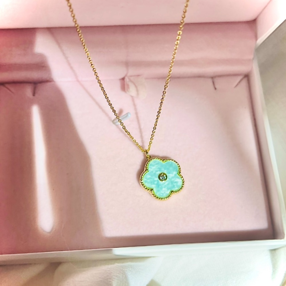 𝅺MOTHER of Pearl Flower Pendant | Gold Plated - Picture 9 of 9